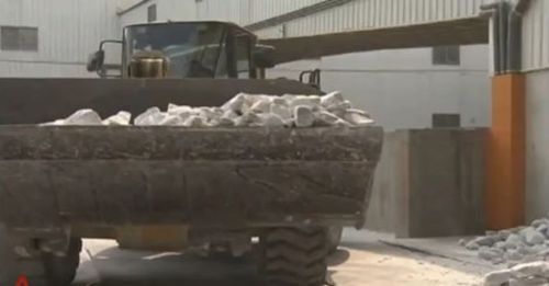 Quá trình chuyên chở đá thải từ các hộ vào nhà máy Lung Meng. (Ảnh: Channelnewsasia)