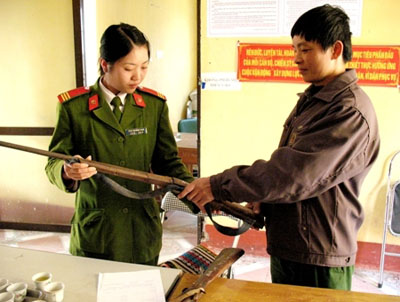  Người dân huyện Ngân Sơn tự nguyện mang nộp súng săn cho cơ quan công an.