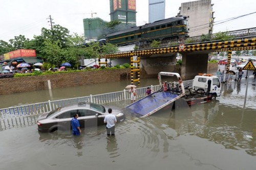 Cảnh ngập lụt trên đường phố miền Nam Trung Quốc. (Nguồn: THX/TTXVN)