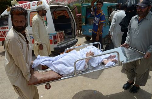Chuyển một bệnh nhân bị đột quỵ do thời tiết quá nắng nóng tới bệnh viện ở Karachi. (Nguồn: AFP/TTXVN)