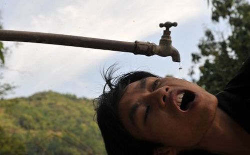 Hàng chục triệu dân Trung Quốc bị nhiễm bệnh do hàm lượng chất độc trong nước quá cao. (Ảnh: Pháp luật TP Hồ Chí Minh)