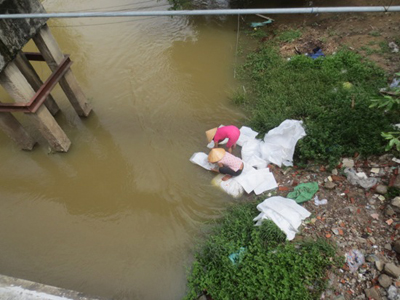 Nhiều người dân sống gần sông thường xuyên ra đây giặt giũ quần áo