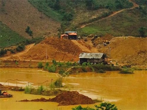 Cả khu vực cánh đồng Đồng Bèn trở thành thung lũng bùn do khai thác quặng trái phép. (Ảnh: Minh Đức)