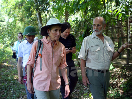 Bà Sally Jewell, Bộ trưởng Nội vụ Hoa Kỳ thăm Vườn Quốc gia Cúc Phương. (Ảnh: Hùng-Lâm/Vietnam+)