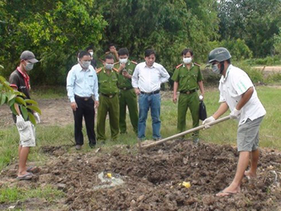 Khai quật rác thải