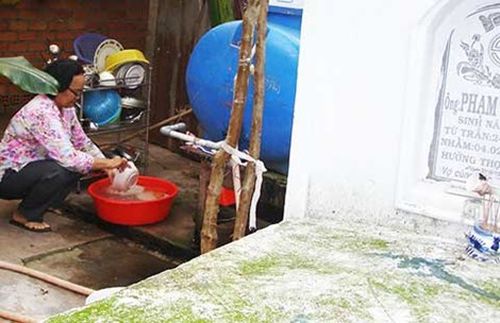 Từ lâu, gia đình bà Kiên Thị Hoàng (xã Trung Chánh, huyện Hóc Môn) phải sử dụng nước giếng khoan ngay cạnh mồ mả cho sinh hoạt hằng ngày. (Ảnh: Trần Ngọc)