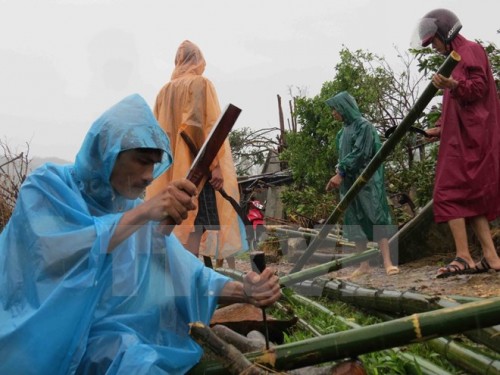 Người dân tỉnh Quảng Bình khắc phục hậu quả sau một trận lốc xoáy và lũ (Ảnh: TTXVN)
