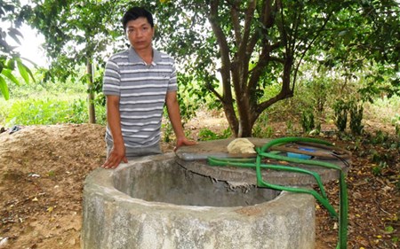 Người dân thôn Yên Ninh, xã Công Bình bỏ và lấp hàng trăm giếng nhiễm xăng, dầu.  (Ảnh: H.Đ)