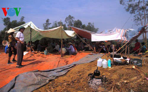 Người dân dựng lều, lán ngăn cản việc xây dựng bãi rác