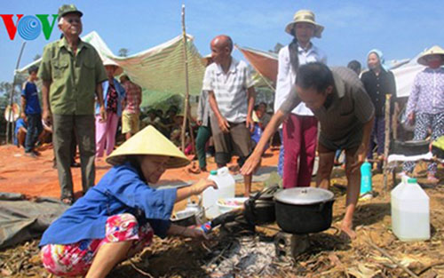 Người dân nấu ăn túc trực tại khu vực xây bãi rác