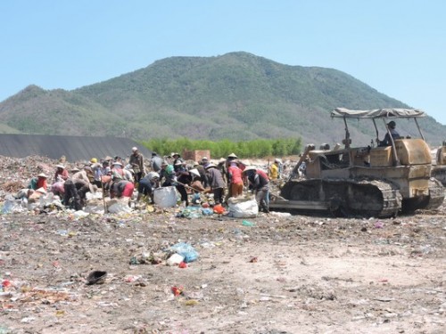 Tìm kiếm nguồn phóng xạ bị mất của một nhà máy ở các bãi rác (Ảnh: Ngọc Giang/nld.com.vn)