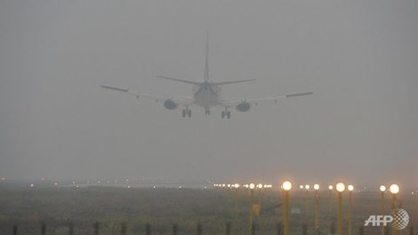 Một chiếc máy bay đang cất cánh từ sân bay ở Bắc Kinh trong thời tiết dày đặc sương mù (Ảnh: AFP)