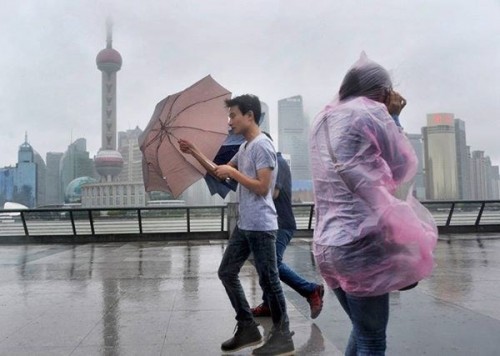 Mặc dù cơn bão sẽ hướng tới Thượng Hải trong ngày thứ Hai nhưng nó đã khiến gần 600 chuyến bay phải hoãn. (Nguồn: CCTVNews)