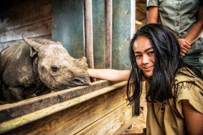 Em Trần Ngọc Anh (Catherine Tran) đang chơi với chú tê giác mồ côi được đưa về chăm sóc sau khi tê giác mẹ bị giết hại để lấy sừng.