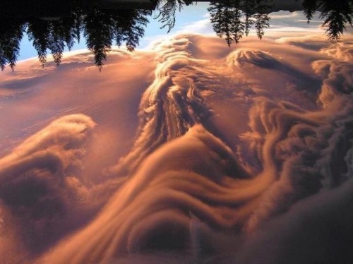    Những đám mây nổi loạn trông giống như  một cơn sóng thần. 