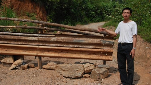 Trưởng thôn Lương Thiện Dương Phú Thịnh bên rào chắn đường vào điểm mỏ của Cty Tây Bắc