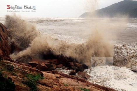 Các tỉnh ven biển vẫn đang hứng chịu sóng và gió lớn (Ảnh: Hangzhouweekly)