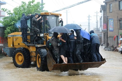 Lực lượng cứu hộ cứu nạn triển khai công tác bảo đảm an toàn trong các thành phố (Ảnh: Dailymail)