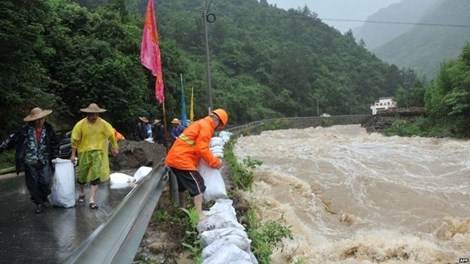 Ngập lụt vẫn đang hoành hành trên địa bàn các tỉnh (Ảnh: News.cn)