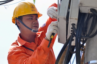 Công nhân ngành điện kiểm tra, sửa chữa hệ thống lưới điện phân phối (Ảnh: Chinhphu.vn)
