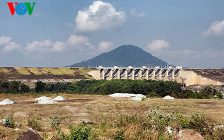 Nông dân Phú Yên trông chờ vào nguồn nước điều tiết của Thủy điện Sông Ba Hạ ở vụ sản xuất hè thu này (Ảnh Hải Sơn)