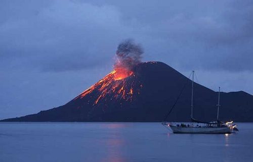 Núi lửa Gamalama ở miền Đông Indonesia (Ảnh: zmescience.com)