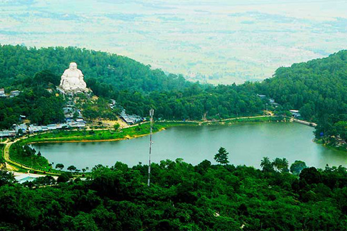 Hồ Thủy Liêm, tượng Phật Di Lặc, hai công trình thu hút du khách đến với núi Cấm