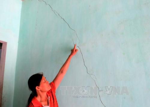 Tường nhà bà Nguyễn Thị Chuyền ở thôn Phước Nhuận, xã Xuân Quang 3 bị nứt do quá trình nổ mìn và khai thác đá của Công ty Cổ phần Đầu tư và Xây dựng 1.5