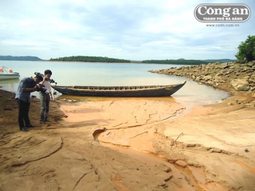 Bùn đất chất thải khai thác vàng đổ trực tiếp ra hồ Phú Ninh