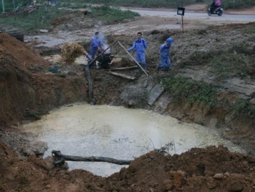 Khắc phục sự cố vỡ đường ống nước Sông Đà (Ảnh: VietnamPlus)