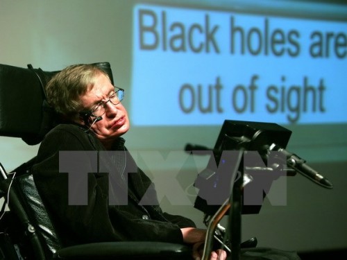 Giáo sư Stephen Hawking trong giờ giảng tại Viện nghiên cứu khoa học Bloomfield ở Jerusalem ngày 10/12/2006 (Ảnh: AFP/TTXVN)