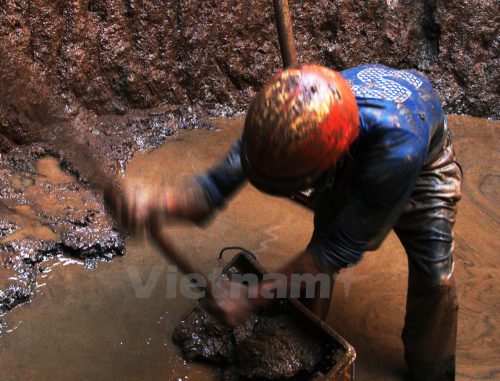Những người thợ làm việc dưới giếng phải chịu khá nhiều rủi ro. (Ảnh: Doãn Đức/Vietnam+)