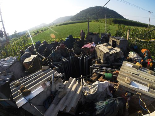 Chiếc giếng này phải 'gánh' khá nhiều máy bơm. (Ảnh: Doãn Đức/Vietnam+)