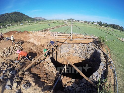 Giếng khổng lồ được đào với hy vọng cứu những ruộng tỏi khỏi tình trạng thiếu nước kéo dài. (Ảnh: Doãn Đức/Vietnam+)