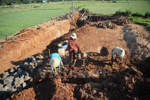 Vận chuyển đá làm thành giếng. (Ảnh: Doãn Đức/Vietnam+)