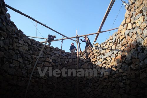 Khác với đất liền, đào giếng ở đảo Lý Sơn rất vất vả, tốn nhiều thời gian, công sức và tiền bạc. (Ảnh: Doãn Đức/Vietnam+)