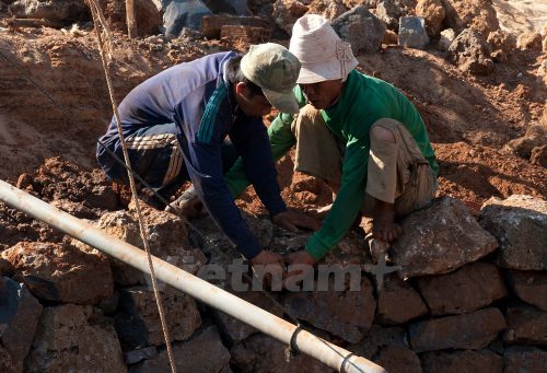 Việc xếp đá kè làm bờ thành càng phải công phu, tỉ mỉ, nếu không tính toán kĩ thì thành giếng sẽ đổ sụp. (Ảnh: Doãn Đức/Vietnam+)