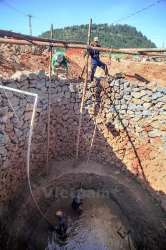 Giếng khổng lồ có đường kính gần 6m, đã được đào sâu tới 8m, với chi phí khoảng 150 triệu đồng. (Ảnh: Doãn Đức/Vietnam+)