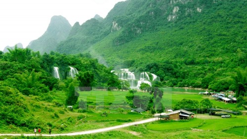 Thác Bản Giốc thuộc xã Đàm Thủy, huyện Trùng Khánh là một trong những địa danh có phong cảnh đẹp nổi tiếng của tỉnh Cao Bằng và khu vực phía Bắc. (Ảnh: Phương Hoa/TTXVN)
