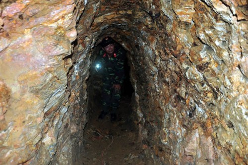 Đường vào nơi địa đạo của "vàng tặc".