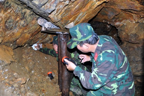 Lực lượng chức năng đặt thuốc nổ tại các vị trí phía trong và trên hầm.