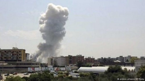 Khói bốc lên từ vụ nổ ở nhà máy Bruscella.