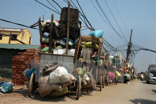 Các điểm tập kết rác thải sinh hoạt khiến người dân phải chịu đựng mùi xú uế và ô nhiễm ( Ảnh: Văn Điệp/TTXVN)