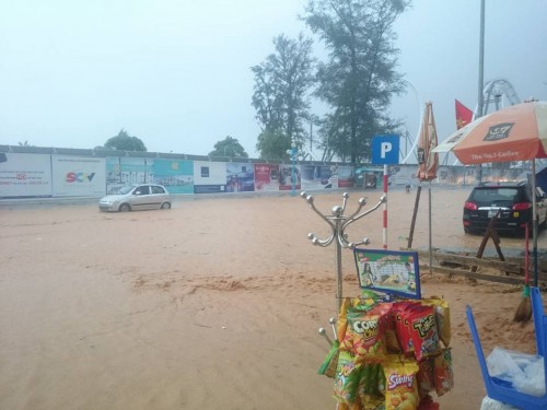 Khu vực đường Hạ Long phường Bãi Cháy bị ngập sâu (Ảnh: Báo Quảng Ninh)