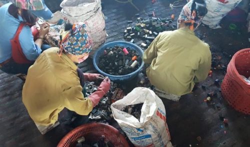 Người dân làng Đông Mai tham gia trực tiếp vào việc tái chế chì (Ảnh: Dân Trí)