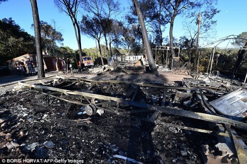 30 ngôi nhà di động bị lửa thiêu rụi tại khu cắm trại ở Frejus, cách thành phố Cannes 40km về phía Tây (Ảnh: Getty)