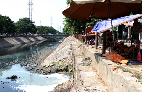 Đoạn sông Kim Ngưu chảy qua Mai Động (quận Hoàng Mai) bị ô nhiễm nặng, bốc mùi thối khó chịu.