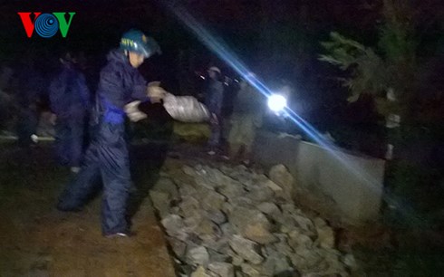 Lực lượng vũ trang giúp người dân gia cố lại các đoạn đường bị sạt lở