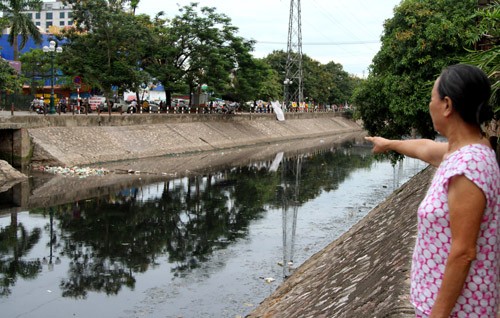 Bà Lê Thị Chuyến Nga ở Tổ 31, phường Thượng Đình (quận Thanh Xuân), ở cạnh sông Kim Ngưu nói rác và nước thải cứ tuồn ra sông thì bao giờ mới sạch.