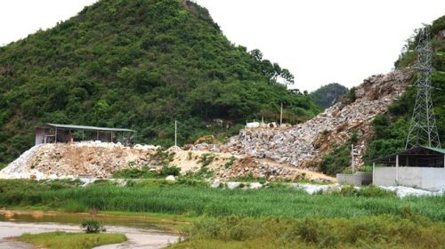 Dù không được cấp phép, Cty Quang Sơn vẫn ngang nhiên khai thác đá ven sông Dinh (xã Thọ Hợp, Quỳ Hợp) khiến người dân bức xúc.